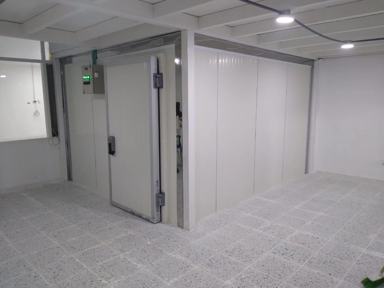 Interior de cuarto frío industrial Antártico